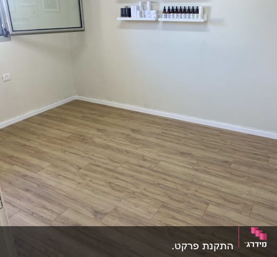 רצפת פרקט עץ בהירה בחדר ריק עם מדפים